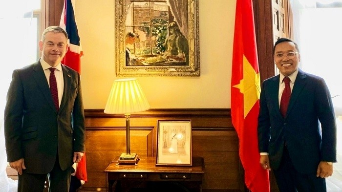 British Minister of State for Asia Nigel Adams (left) hosts a reception for newly-appointed Vietnamese Ambassador to the United Kingdom Nguyen Hoang Long on June 22. (Photo: VNA)