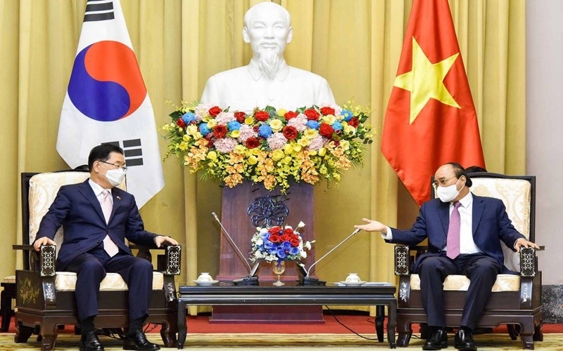 State President Nguyen Xuan Phuc (R) receives ROK Foreign Minister Chung Eui-yong making a courtesy call. (Photo: Ministry of Foreign Affairs)