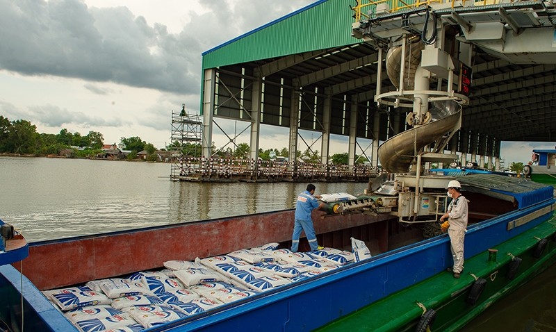 Ca Mau fertilizer products being exported to foreign markets.