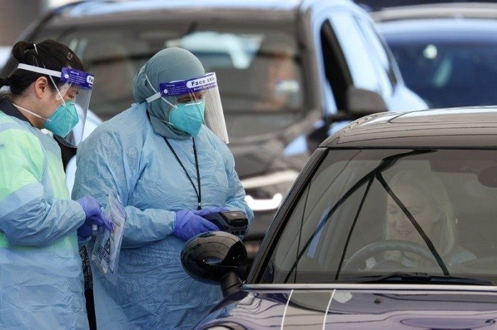 Medical workers administer tests at the Bondi Beach drive-through coronavirus disease (COVID-19) testing centre in the wake of new positive cases in Sydney, Australia, June 17, 2021. (File Photo: Reuters)