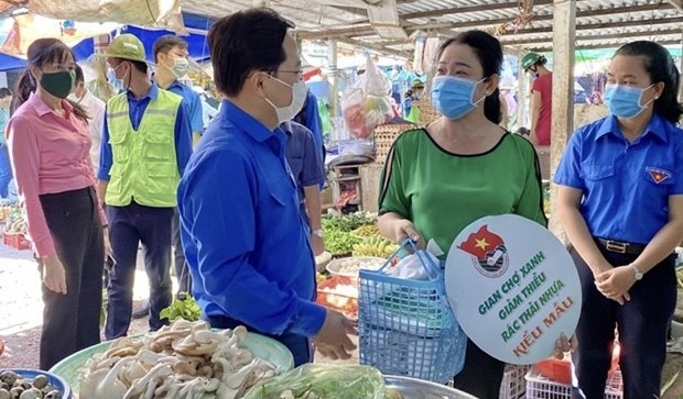 Traders at Long Phuoc traditional market in Thu Duc city are gifted reusable bags by members of the Ho Chi Minh Communist Youth Union during a campaign for the reduction and recycling of plastic waste in May (Photo: VNA)