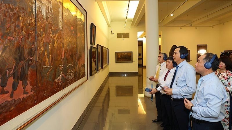 Experience of iMuseum app at the Vietnam Fine Arts Museum. (Photo: NDO)