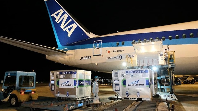An Air Japan (ANA) flight carrying 966,320 doses of vaccine landed at Noi Bai International Airport in Hanoi on June 16.