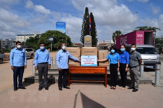 The Vietnam Youth Federation presents 5,000 cloth masks to its Cambodian counterpart (Photo: VNA)