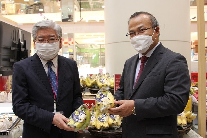 Soichi Okazaki, Executive Officer of AEON Co. Ltd, and Vietnamese Ambassador to Japan Vu Hong Nam introduce Vietnamese bananas to Japanese reporters. (Photo: VNA)