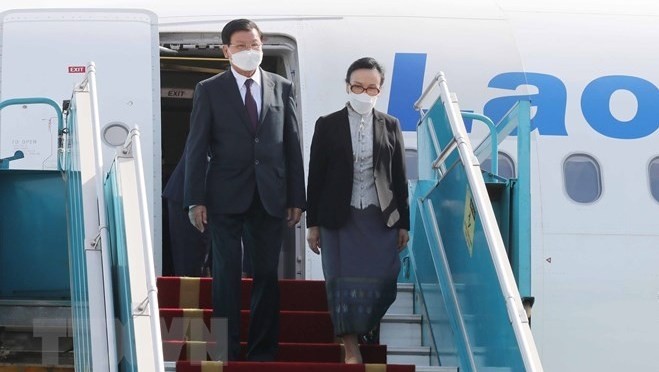 Lao General Secretary and President Thongloun Sisoulith and his spouse arrive in Hanoi for an official visit to Vietnam. (Photo: VNA)