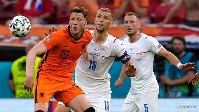 Netherlands' Wout Weghorst in action with Czech Republic's Tomás Soucek and Vladimír Coufal. (Photo: Reuters)