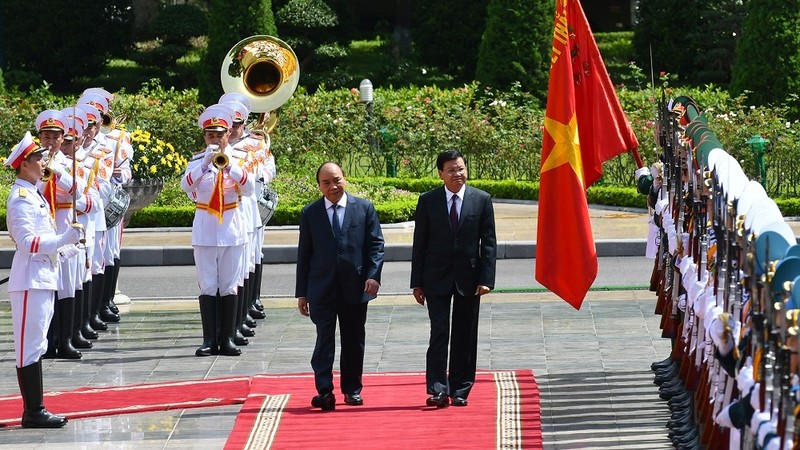 President Nguyen Xuan Phuc and Lao General Secretary and President Thongloun Sisoulith at the welcoming ceremony (Photo: Duy Linh)
