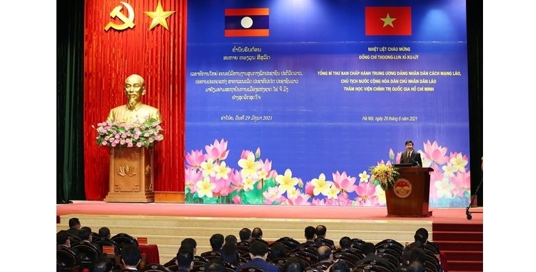Lao Party General Secretary and State President Thongloun Sisoulith on June 29 talked with officials, lecturers and students of the Ho Chi Minh National Academy of Politics. (Photo: VNA)