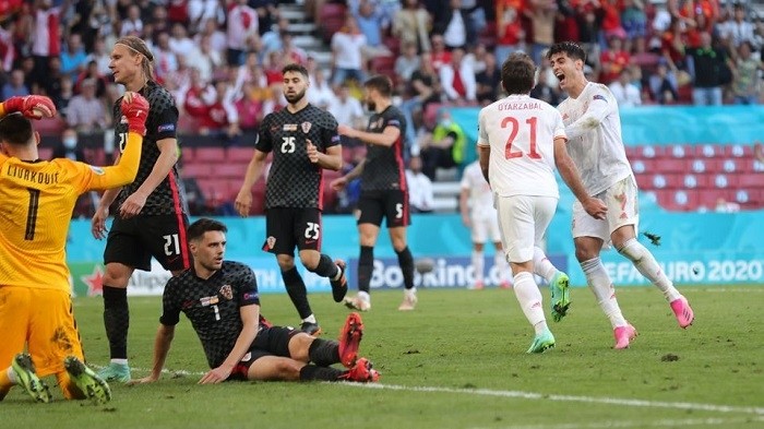 Soccer Football - Euro 2020 - Round of 16 - Croatia v Spain - Parken Stadium, Copenhagen, Denmark - June 28, 2021 Spain's Mikel Oyarzabal celebrates scoring their fifth goal with Alvaro Morata. (Photo: Reuters)
