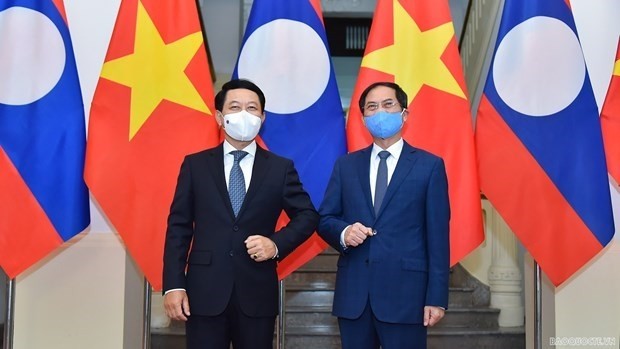 Foreign Minister Bui Thanh Son (R) and his Lao counterpart Saleumxay Kommasith (Photo: baoquocte.vn)