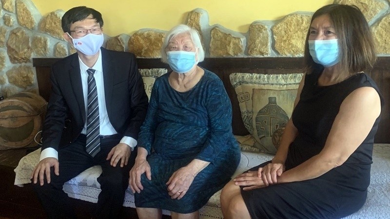 Ambassador Le Hong Truong extends his condolences to the wife and first daughter of Kostas Sarantidis Nguyen Van Lap. (Photo credit: Ambassador Le Hong Truong)