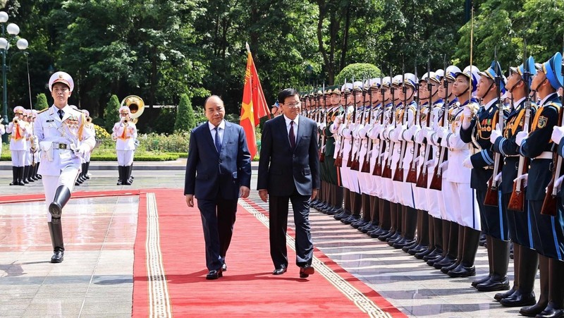 State President Nguyen Xuan Phuc and LPRP General Secretary and President of Laos Thongloun Sisoulith inspect the guard of honour at the Presidential Palace during the welcome ceremony. (Photo: VNA)