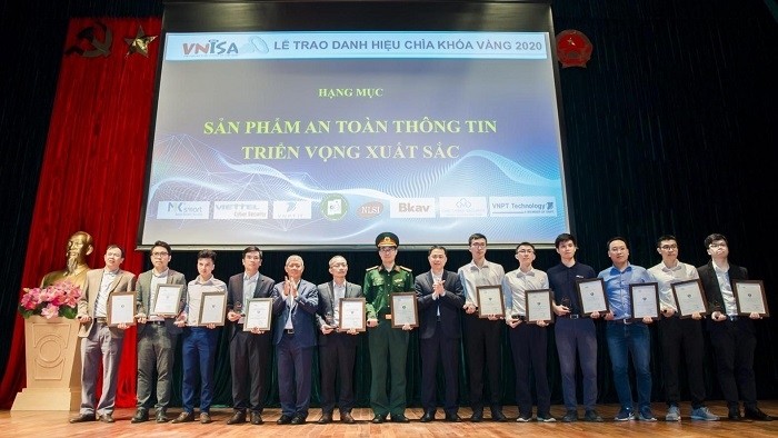 Winners of the 2020 Golden Key Awards honoured at a ceremony in Hanoi on November 18. (Photo: VNISA) 