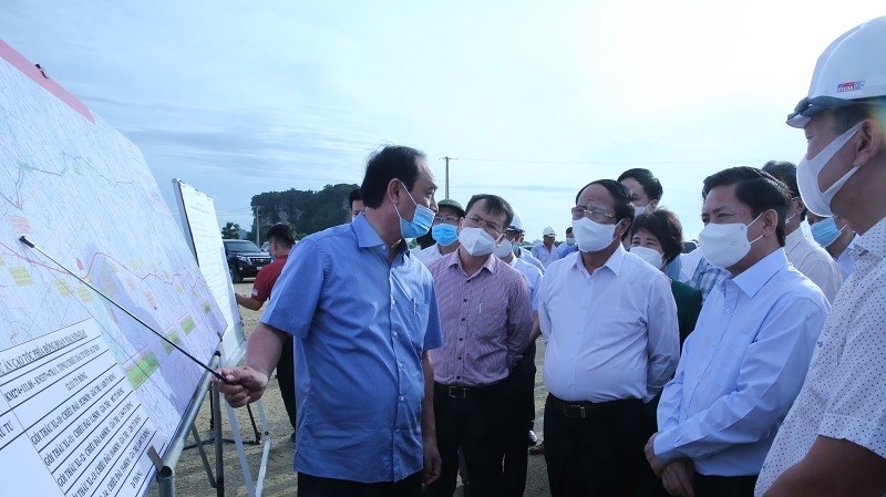 Deputy PM Le Van Thanh inspects the construction of the Mai Son-National Highway 45 expressway. (Photo: VGP)