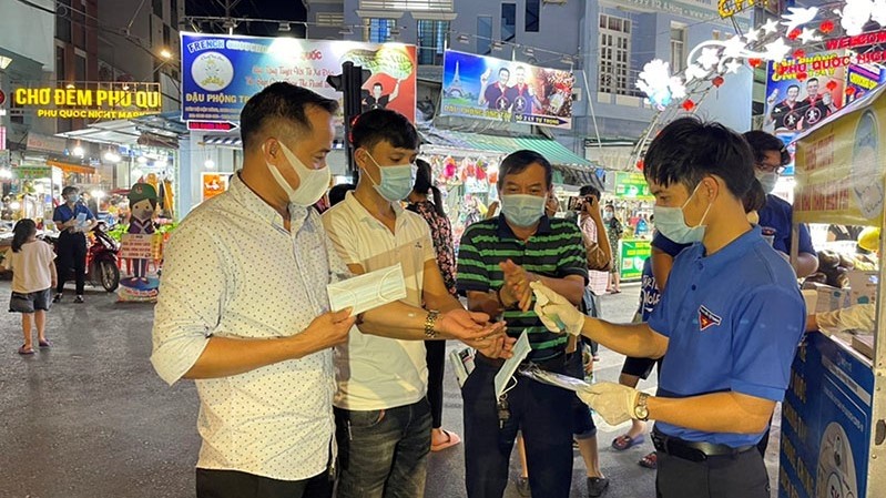Young people in Phu Quoc joining hands to prevent COVID-19 epidemic. (Photo: NDO)