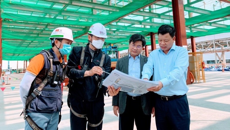 With effective pandemic control aligned with administrative reforms and facilitation of investors, Hai Phong is selected by many foreign investors to expand their businesses. In the photo: LG Group continues to invest in building factories and expanding production in Trang Due Industrial Park in Hai Phong. (Photo: Ngo Quang Dung)