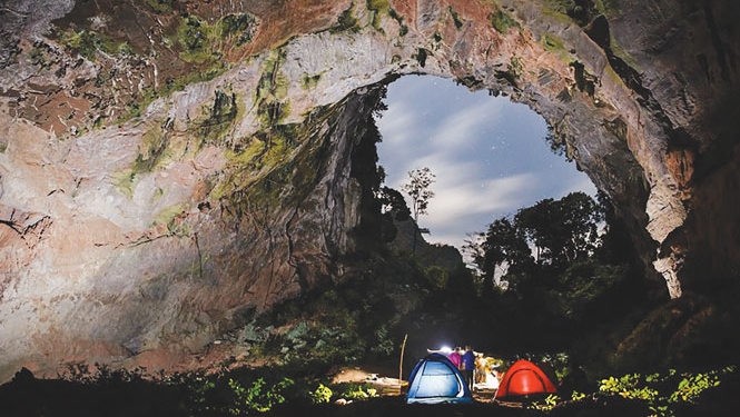 Tourists camping in Son Doong cave in Quang Binh Province. (Photo: hanoimoi.com.vn)