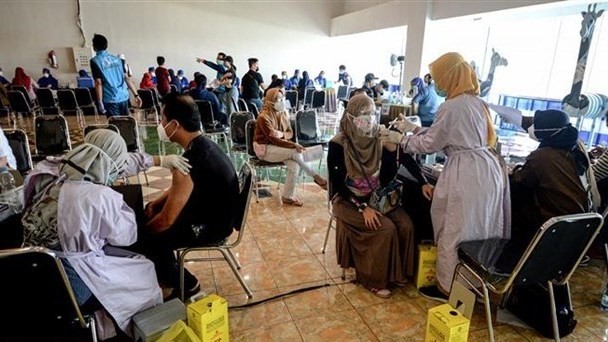 COVID-19 vaccination take place in South Tangerang, Indonesia, on June 29, 2021. (Source: Xinhua/VNA)