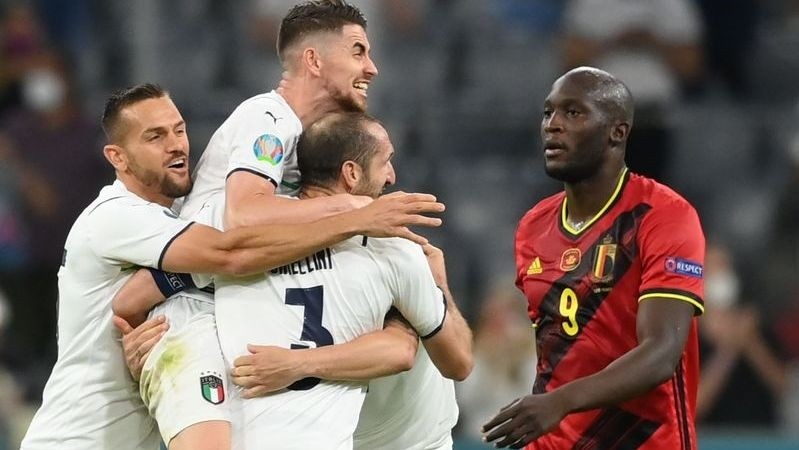 Soccer Football - Euro 2020 - Quarter Final - Belgium v Italy - Football Arena Munich, Munich, Germany - July 3, 2021 Italy players celebrate after the match as Belgium's Romelu Lukaku looks dejected. (Photo: Pool via Reuters)