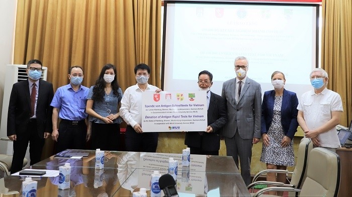 Delegates at the test kit handover ceremony in Hanoi on July 2, 2021. (Photo: Ministry of Health)