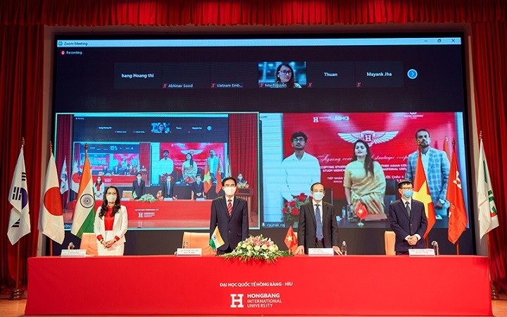 General view of the signing ceremony. (Photo: Hong Bang University)