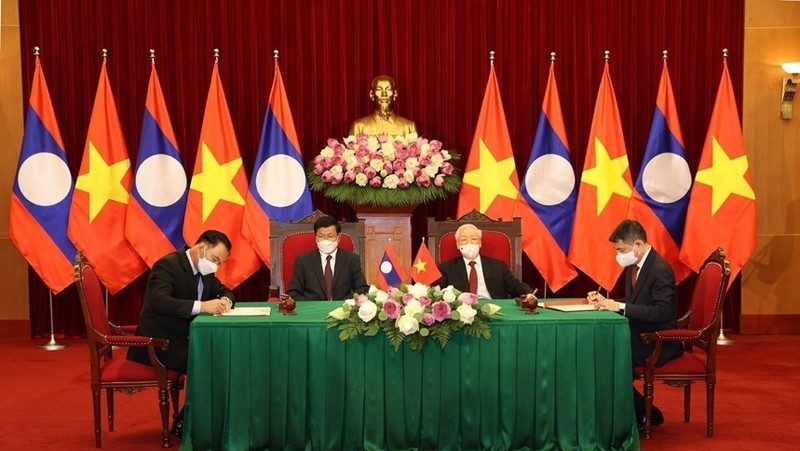 Party General Secretary Nguyen Phu Trong and LPRP General Secretary and President of Laos Thongloun Sisoulith witness the signing of the cooperation agreement for 2021 - 2025 between the Communist Party of Vietnam Central Committee's Office and the LPRP Central Committee's Office. (Photo: VNA)