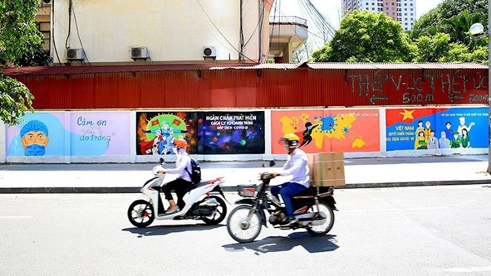 A part of 200-meter-long mural along a wall at Vu Trong Khanh Street, Ha Dong District. (Photo: tienphong.vn)