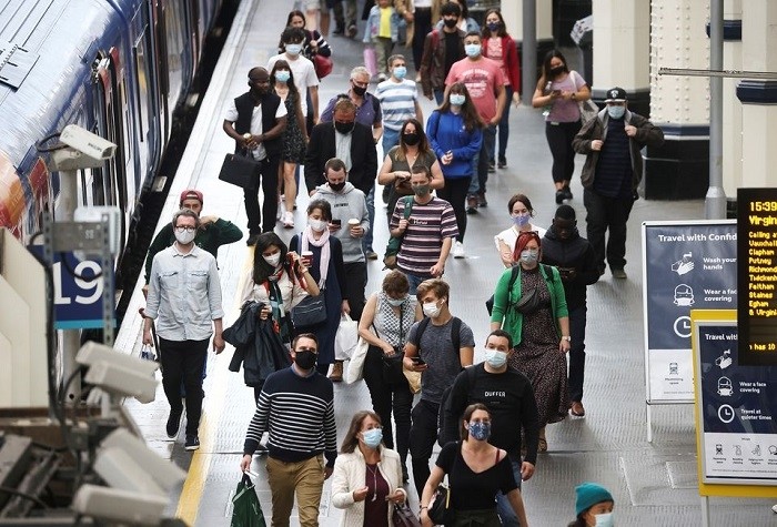 People, some wearing protective face masks, walk through Waterloo Station, amid the coronavirus disease (COVID-19) pandemic, in London, Britain, July 4, 2021. (Photo: Reuters)