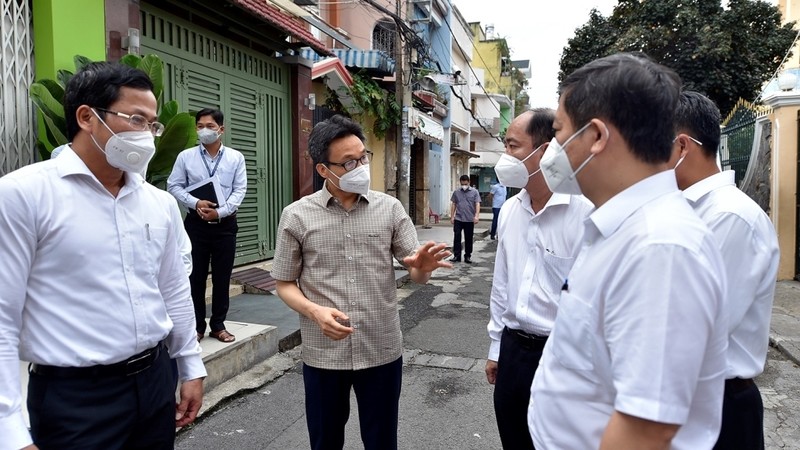 Deputy PM Vu Duc Dam inspects COVID-19 prevention measures in Ho Chi Minh City.