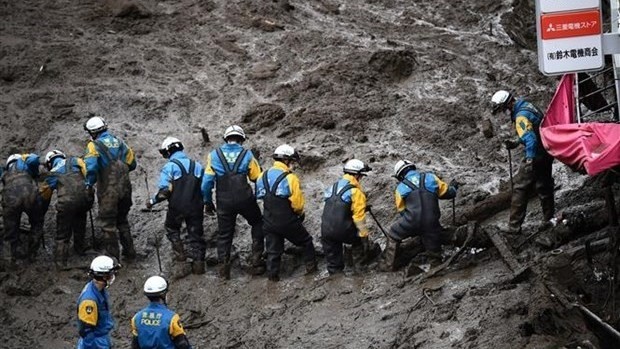 Police search for survivors of the landslide in Atami city of Japan's Shizuoka Prefecture (Photo: AFP/VNA)