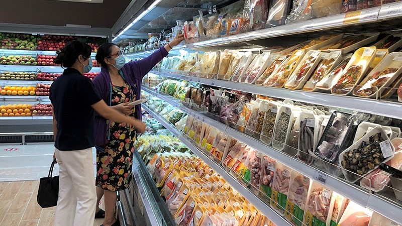 Consumers at a supermarket in Ho Chi Minh City. (Photo: NDO/Hoang Liem)