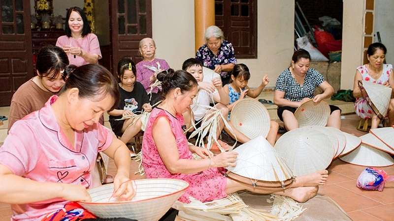 Preserving Sai Nga conical hat-making craft 