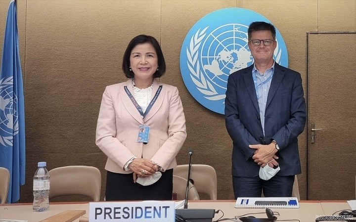 Ambassador Le Thi Tuyet Mai (L), Permanent Representative of Vietnam to the UN, the World Trade Organisation (WTO) and other international organisations in Geneva. (Photo: baoquocte.vn)