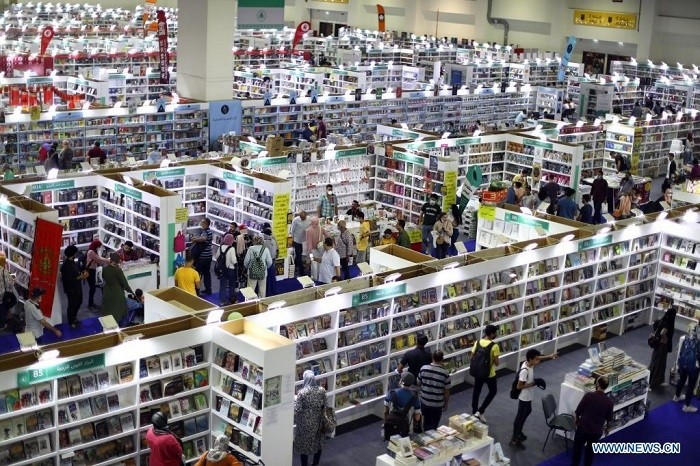 People visit the 52nd Cairo International Book Fair (CIBF) in Cairo, Egypt, July 10, 2021. The two-week CIBF attracted so far about 1 million visitors despite the challenges imposed by COVID-19 pandemic and the relevant strict implementation of precautionary measures. (Photo: Xinhua)