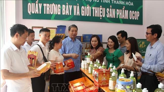 Thanh Hoa Provincial Women's Union introduces local OCOP products. (Photo: VNA)