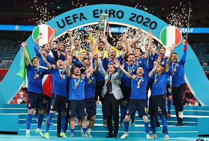 Soccer Football - Euro 2020 - Final - Italy v England - Wembley Stadium, London, UK - July 11, 2021 Italy celebrate with the trophy after winning Euro 2020. (Photo: Reuters)