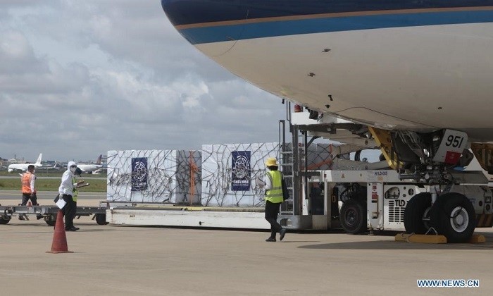 Airport workers unload packages of Chinese COVID-19 vaccine from a plane at the Phnom Penh International Airport in Phnom Penh, Cambodia on July 10, 2021. Cambodia received new batches of Chinese COVID-19 vaccines, namely Sinovac and Sinopharm, on Saturday as the COVID-19 case total in the Southeast Asian nation neared the 60,000 mark. (Photo: Xinhua)