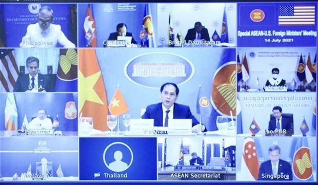 Vietnamese Foreign Minister Bui Thanh Son (centre) and foreign ministers of other ASEAN countries and the US at the virtual meeting on July 14 (Photo: VNA)