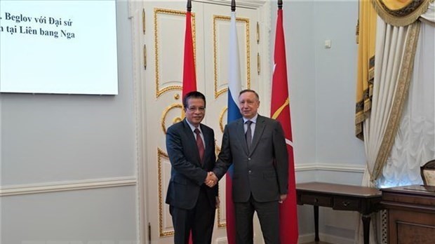 Vietnamese Ambassador to Russia Dang Minh Khoi (L) shakes hands with St. Petersburg Governor Alexander Beglov (Photo: VNA)