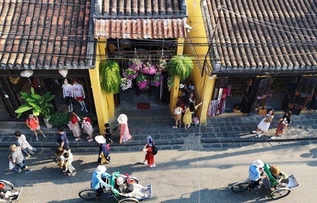 Visitors at Hoi An ancient town (Photo: VNA) 