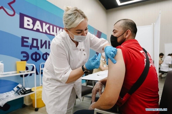 A man receives the COVID-19 vaccine at a vaccination center in Moscow, Russia, on July 14, 2021. Russia on July 15 reported 791 coronavirus-related deaths, the most in a single day since the pandemic began and the third day in a row it has set that record. (Photo: Xinhua)