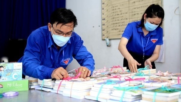 Preparing for book distribution in quarantine areas (Photo: VNA)