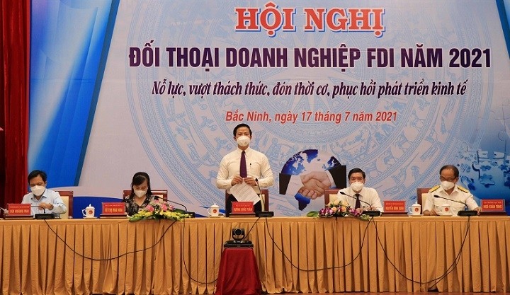 Bac Ninh provincial leaders answer FDI enterprises' questions and proposals. (Photo: VTC)