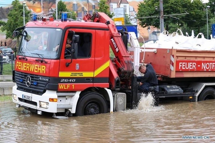 A rescue vehicle is seen in the water of the overflowing river in Muhlheim, a city in North Rhine-Westphalia, Germany, July 15, 2021. Floods caused by persistent heavy rainfall in western Germany have killed at least 100 people so far. (Photo: Xinhua)