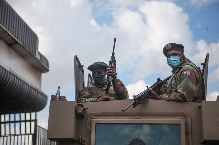 Members of the South African National Defence Force (SANDF) patrol the streets of Alexandra. (Photo: Gallo Images)