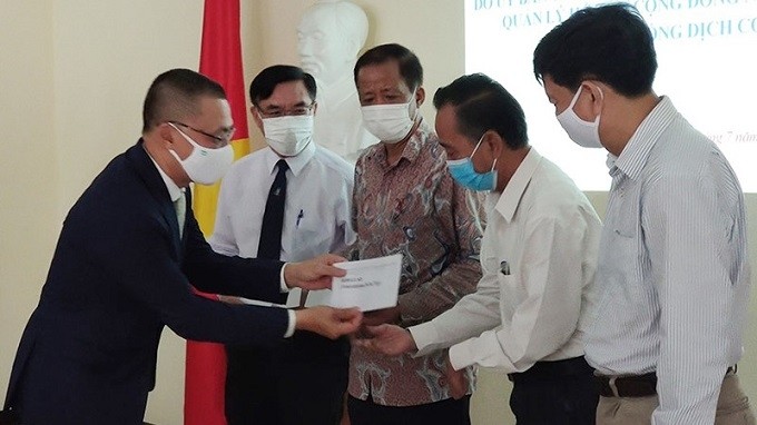 Vietnamese Ambassador to Cambodia Vu Quang Minh handed over a cash donation worth US$85,000 to diplomatic missions and Khmer-Vietnam Association in Cambodia. (Photo: NDO)