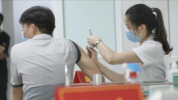 A volunteer is given a shot of the Nano Covax vaccine. (Photo: VNA)