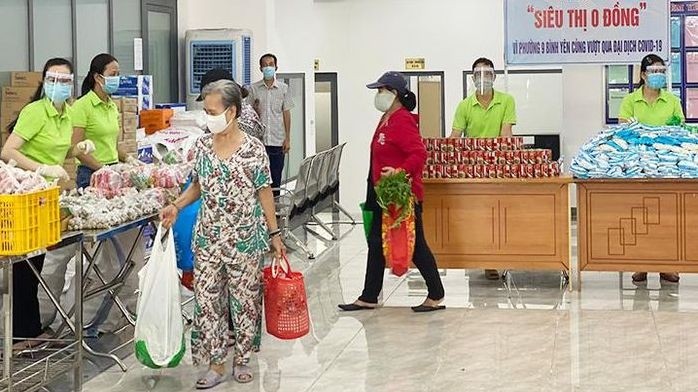 People in ward 9, Phu Nhan district go shopping at the ‘Zero VND minimarket’.