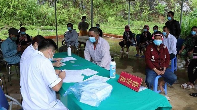 People in the border commune of Huoi Luong begin to receive the COVID-19 vaccine. (Photo: VNA)